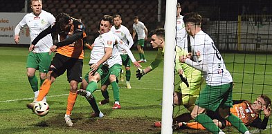 Heroiczny bój w Ostrowcu! KSZO w dziesiątkę odwraca losy meczu z Podlasiem