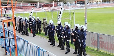 Policjanci ćwiczyli na stadionie
