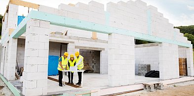 Wiosenne porządki przed domem: jak wyczyścić i zaimpregnować kostkę brukową?