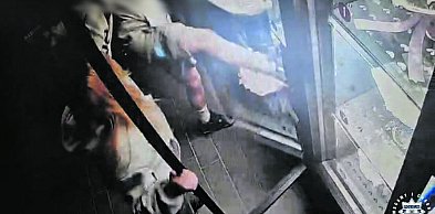15-latek wybił szybę w automacie kwiatowym (wideo)