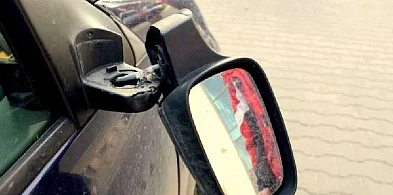 Wandal obrzucił kamieniami audi