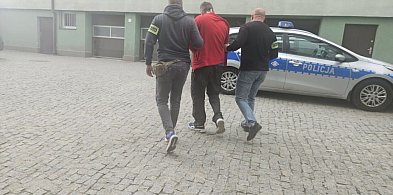 Uciekając najechał peugeotem na policjanta  (wideo)