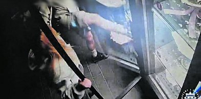 15-latek wybił szybę w automacie kwiatowym (wideo)