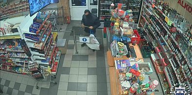 Napastnik z siekierą wdarł się do sklepu-161184