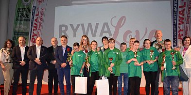 Zawodnicy Olimpiad Specjalnych “Rywal” odbierali puchary od “Diablo”