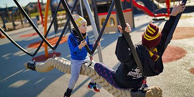 Piękny plac zabaw na waśniowskich błoniach