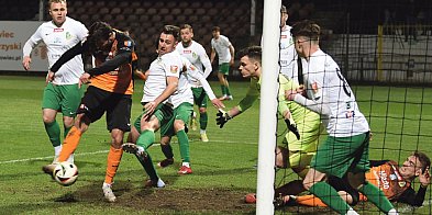 Heroiczny bój w Ostrowcu! KSZO w dziesiątkę odwraca losy meczu z Podlasiem