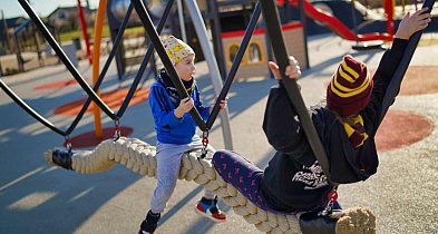 Piękny plac zabaw na waśniowskich błoniach zachwyca nie tylko dzieci!