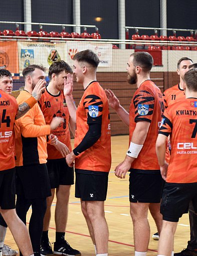 Piłkarze ręczni KSZO pokonują lidera