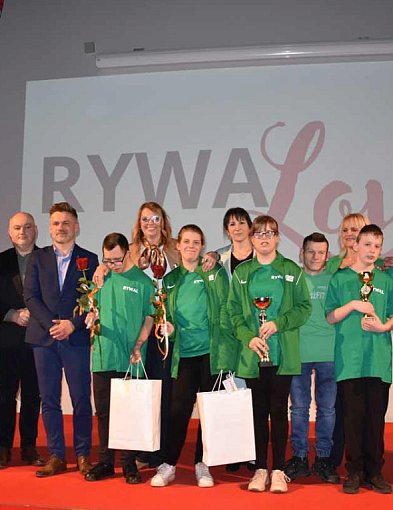 Zawodnicy Olimpiad Specjalnych “Rywal” odbierali puchary od “Diablo”