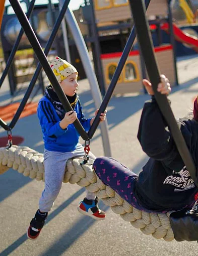 Piękny plac zabaw na waśniowskich błoniach zachwyca nie tylko dzieci!