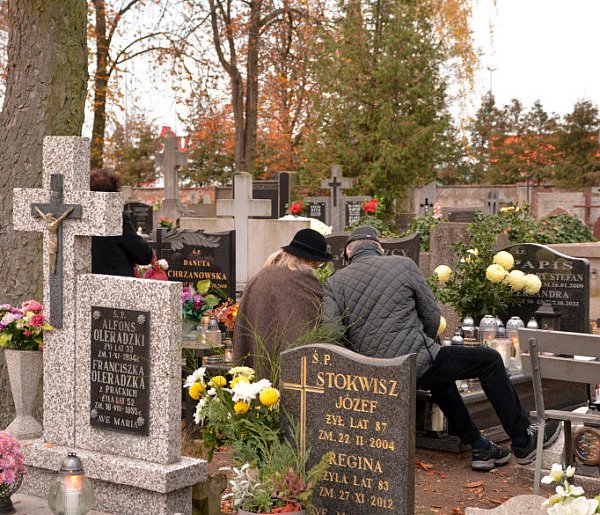Savoir-vivre na 1 listopada. Jak się zachować podczas wizyty na cmentarzu?-161404