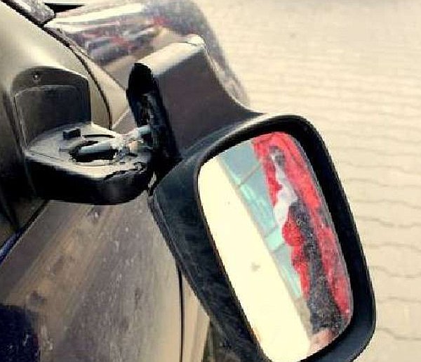 Wandal obrzucił kamieniami audi