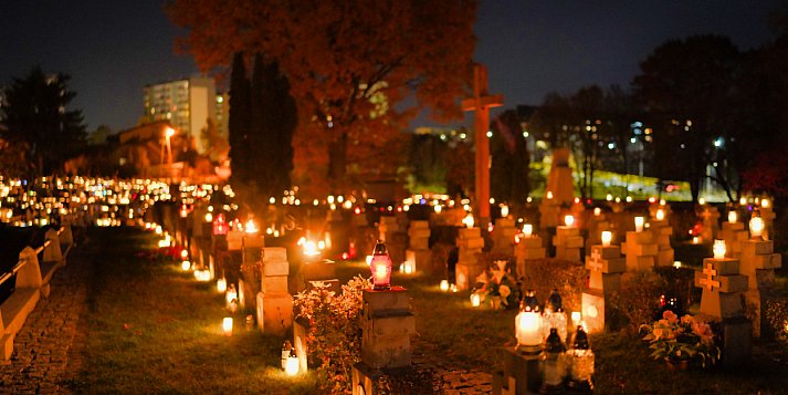 Cmentarz pełen światła w dniu Wszystkich Świętych (fotorelacja)