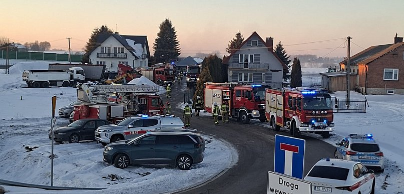 Groźny pożar budynku gospodarczego w Tomaszowie