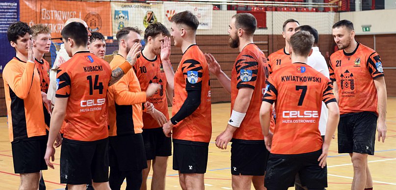 Piłkarze ręczni KSZO pokonują lidera