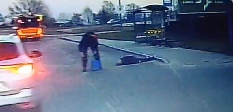 Policjant udzielił pomocy mężczyźnie z urazem głowy (wideo)