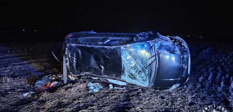 Podczas ucieczki wpakował swoją toyotę na pole