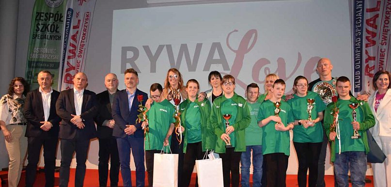 Zawodnicy Olimpiad Specjalnych “Rywal” odbierali puchary od “Diablo”