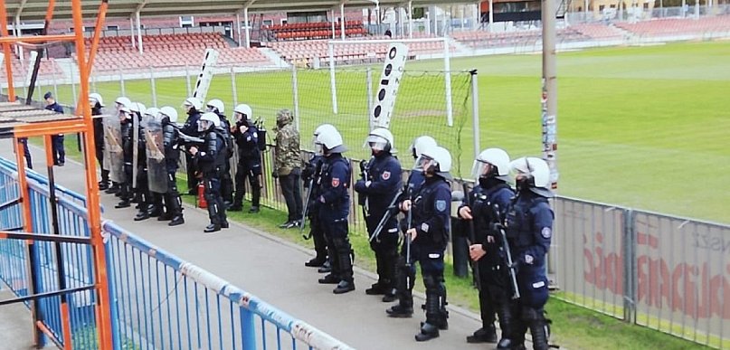 Policjanci ćwiczyli na stadionie