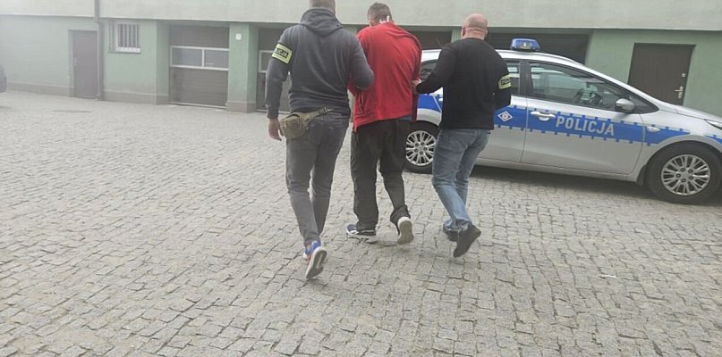 Uciekając najechał peugeotem na policjanta  (wideo)