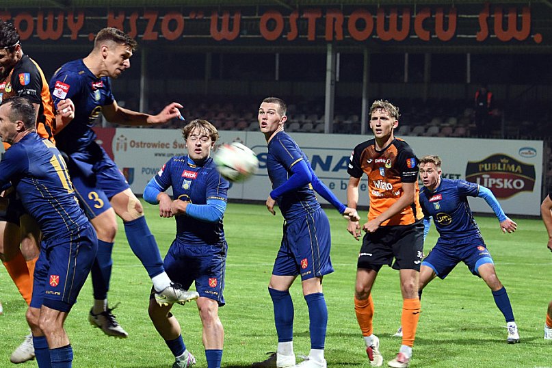 Piłkarze zremisowali, ale wciąż są liderami