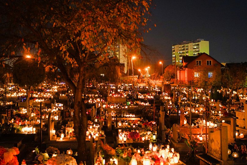 Cmentarz przy ul. Denkowskiej wieczorem