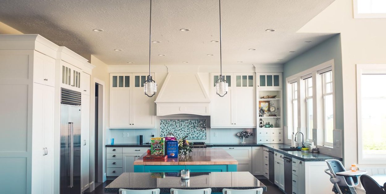 Obrotowe stoliki kawowe i wyspy kuchenne – sekrety ich mechaniki