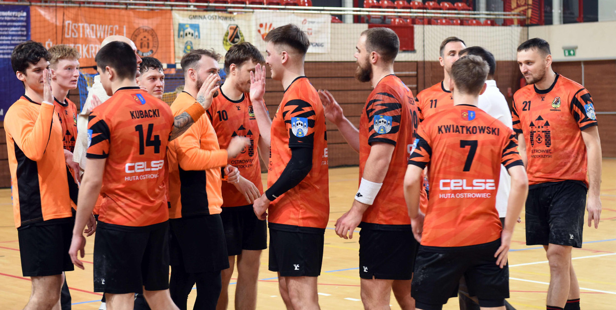 Piłkarze ręczni KSZO pokonują lidera