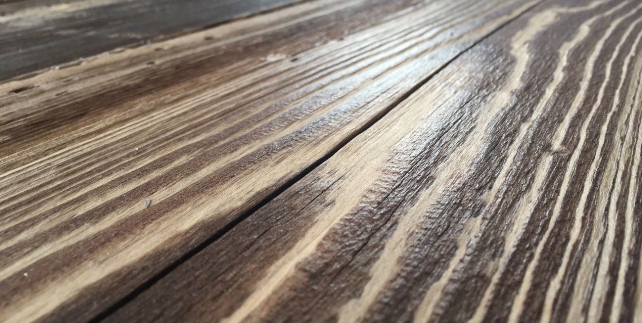 Stare drewno do wnętrz z charakterem i naturalną historią