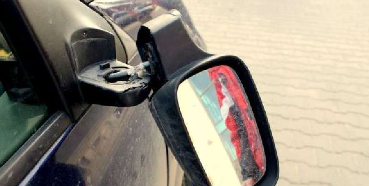 Wandal obrzucił kamieniami audi