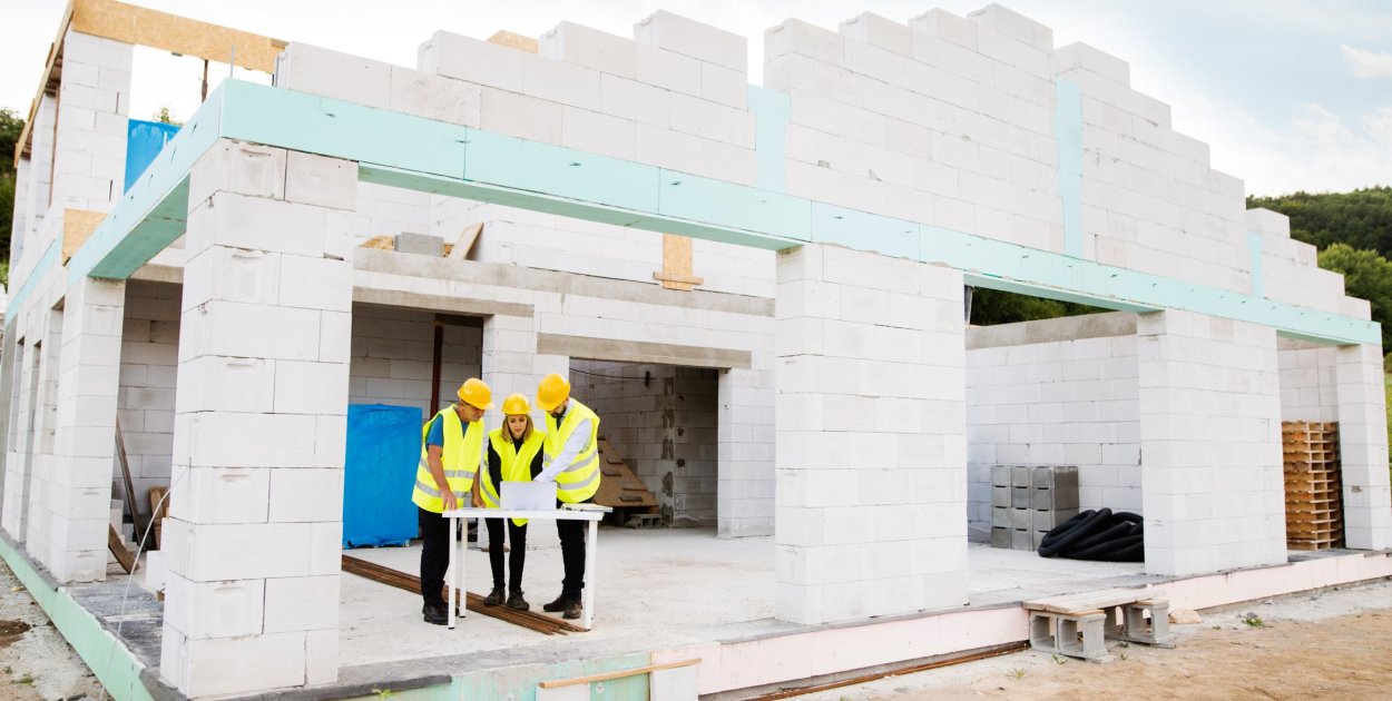 Wiosenne porządki przed domem: jak wyczyścić i zaimpregnować kostkę brukową?