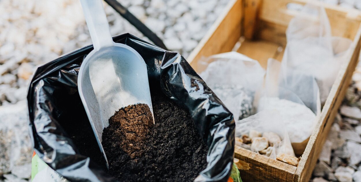Nawozy organiczne w ogrodzie – dlaczego warto wybrać kompost i obornik?