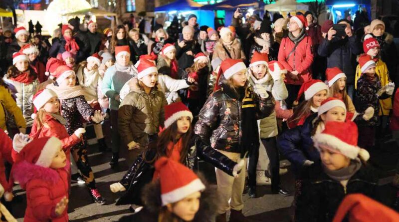 Rozświetlenie choinki i kiermasz świąteczny na Rynku. Występy wokalne i taneczne  (zdjęcia, wideo)
